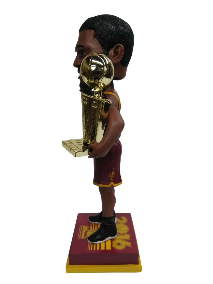 Camiseta Kyrie Irving Cleveland Cavaliers Wine 2016 Campeonato NBA Bobblehead Foto 4 de 4