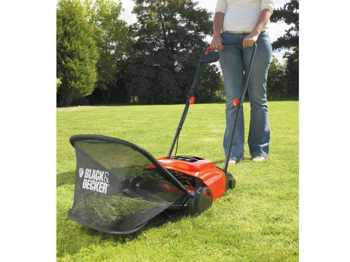 Black and Decker GD300 Lawnraker 30cm 600W Garden Lawn Rake Scarifier Moss Box