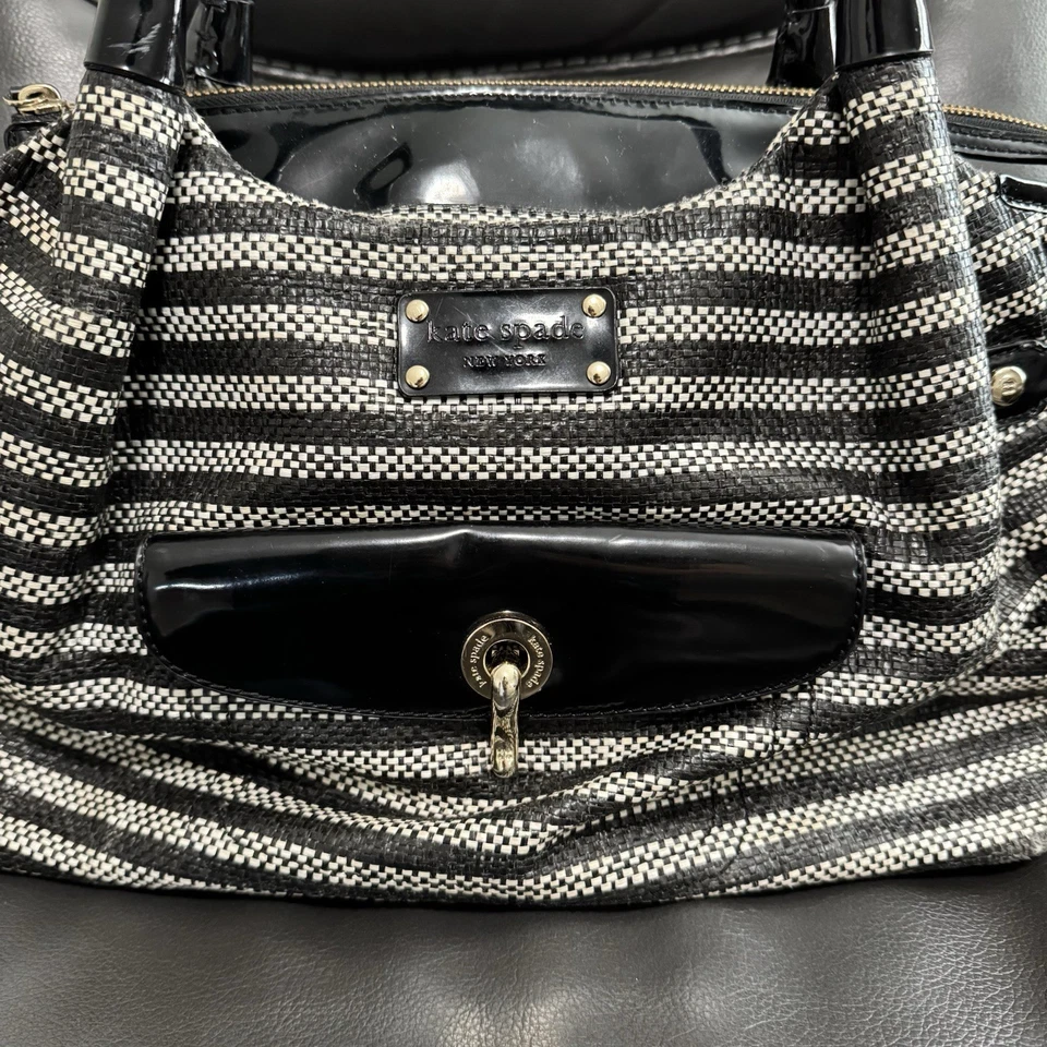 Bolso de Mano Kate Spade New York Negro Blanco Rayas - Borde de Charol Foto 2 de 4