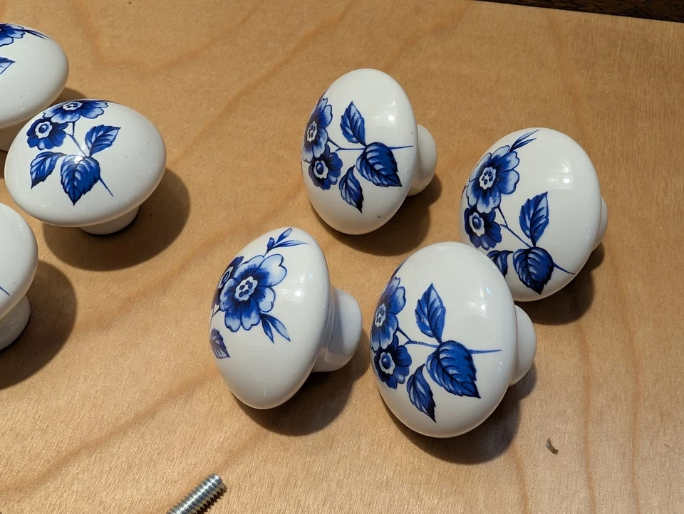 X 16 Juego de perillas de cajón/gabinete vintage de porcelana azul de Japón y tornillos nuevos Foto 4 de 4