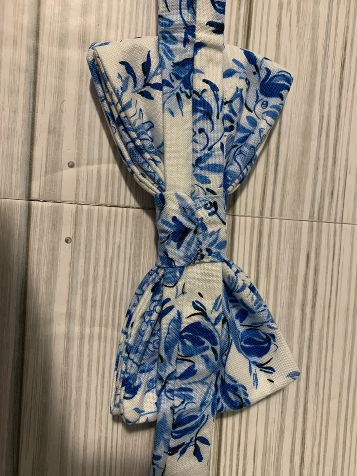 Guys of Ties Pajarita Para Hombres Ajustable Azul Estampado Floral Blanco Boda Baile de graduación Formal Foto 3 de 4