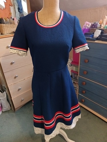 Langes 70er-Jahre-Damenkleid Vintage St MICHAEL'S GR.12 BLAU, ROT WEISS STICKEREI