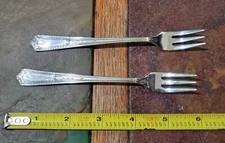 LOT OF 2 VINTAGE 1922 PAISLEY PATTERN SILVERPLATED COCTAIL 🍢 & SEAFOOD 🦞 FORKS