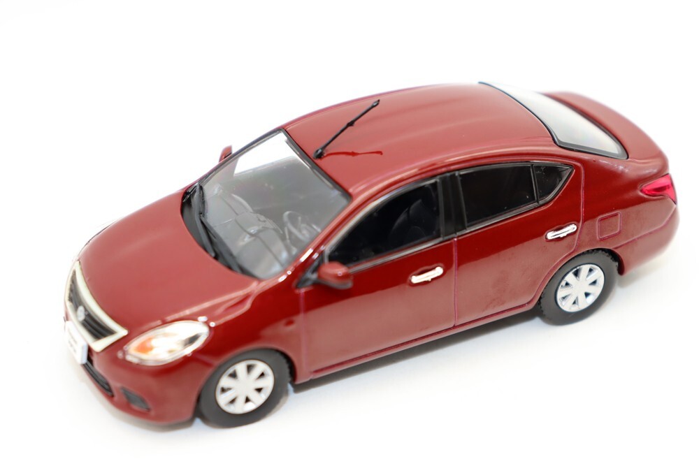 Matel 1/43 Scale Nissan Versa 2012 Diecast Alloy Toy Cars For