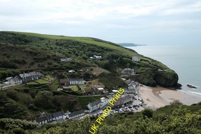 Foto A3 Llangrannog von oben Das kleine Küstendorf Llangrannog, um 2018