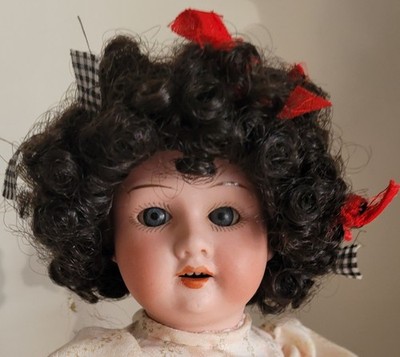7 ZOLL SYNTHETISCHE PUPPENPERÜCKE, SCHWARZE LOCKEN