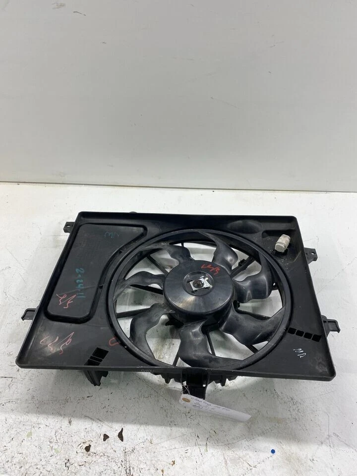 ¡DEFECTO! Cubierta del ventilador de refrigeración del radiador Hyundai Elantra 2011-2013 y motor OEM Foto 2 de 4