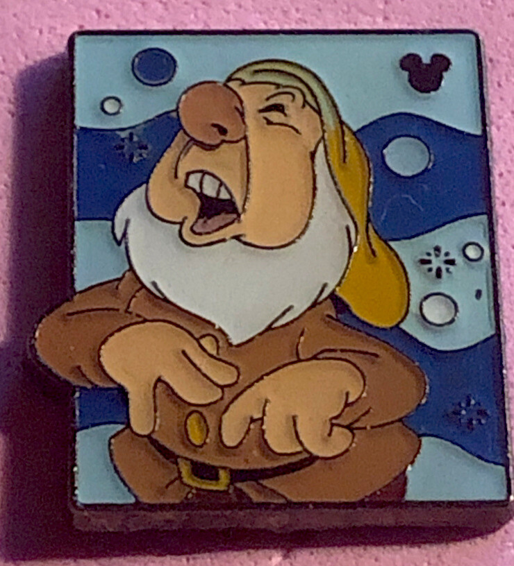 HONG KONG DISNEYLAND 2014 HIDDEN MICKEY SERIES SNOW WHITE DWARFS SNEEZY HKDL PIN