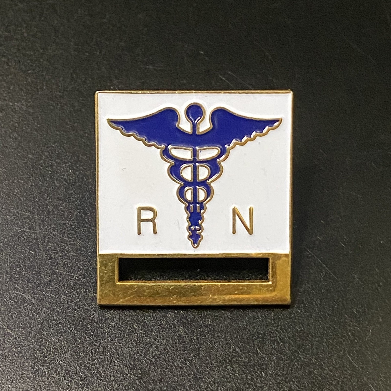 как выглядит RN Registered Nurse Clip-eze Badge Holder Lapel Pin Caduceus фото