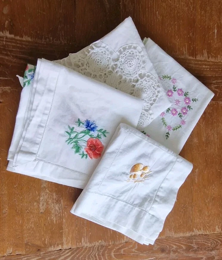 Konvolut,  4 x Tischdecke, diverse Motive, Baumwolle, 70cm x 70cm