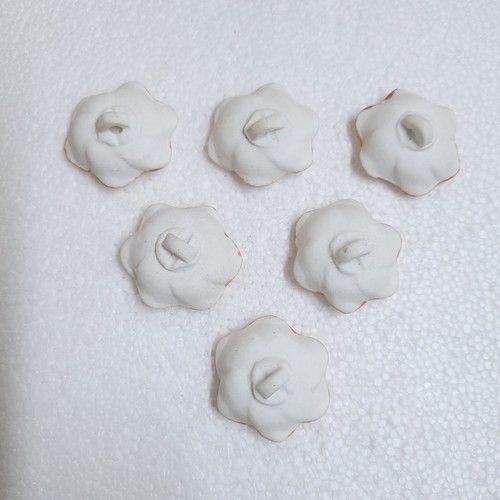 6 Ceramic Flower Buttons 26mm Shank Novelty White & Gold Rim Sewing Art Crafts - Picture 2 of 7