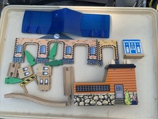 Assorted Thomas Train Compatible Wooden Pieces 1/2 Builing And Ramp, Helipad