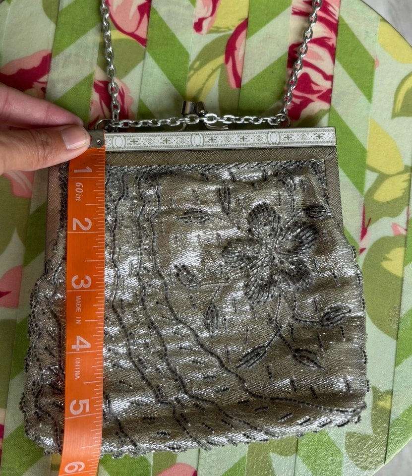 Impresionante Cartera de Colección Años 60 Plateada con Cuentas Cierre de Bloqueo Hecha en Hong Kong! Foto 4 de 4