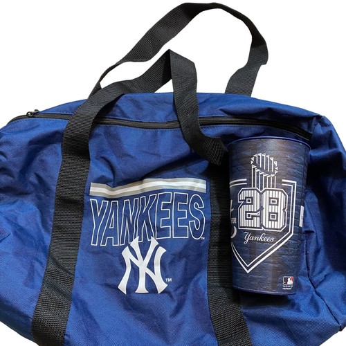 New York Yankees Duffle/Weekend/Gym Bag With Bonus Souvenir “Quest For 28” Cup - 第 1/13 張圖片