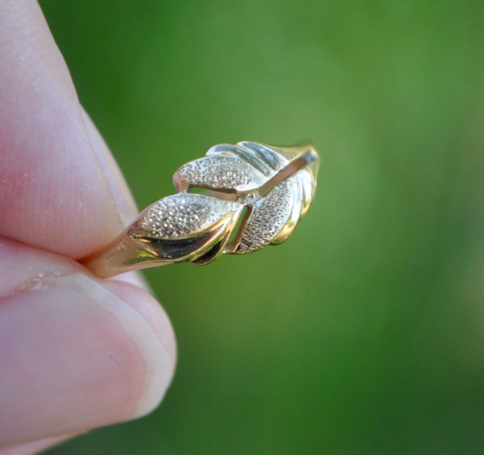 Vintage 14k Solid Gold Ring Leaves Leaf Branch Text… Gem