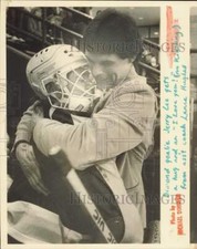 1983 Press Photo Dimond goalie Jerry Lee gets a hug from coach Lance Hughes, AK