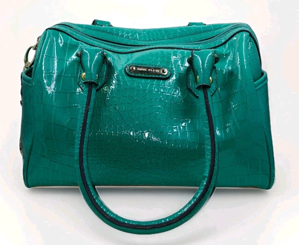 Bolso Cartera Anne Klein Verde Croc en Relieve | Medallón Logo León | Cuero Vegano Foto 2 de 4