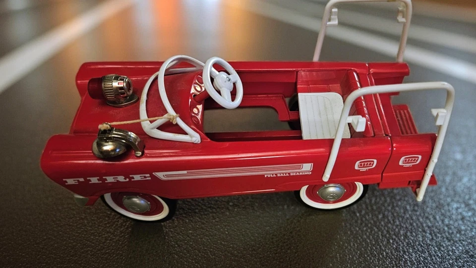 Kiddie Car Classic Hallmark 1962 Murray Super Deluxe Fire Truck QHG2218 In Box - Image 2 of 4