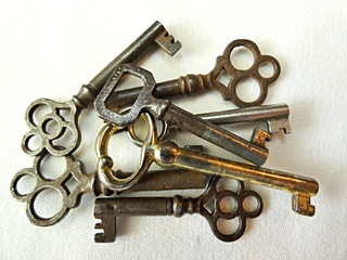 LOT X 7 ANTIQUE VINTAGE HOLLOW BARREL SKELETON KEYS