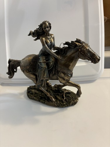 10 3/4 Rhiannon Keltische Mondgöttin der Fruchtbarkeit auf Pferd Statue Bronzefarben - Bild 1 von 11
