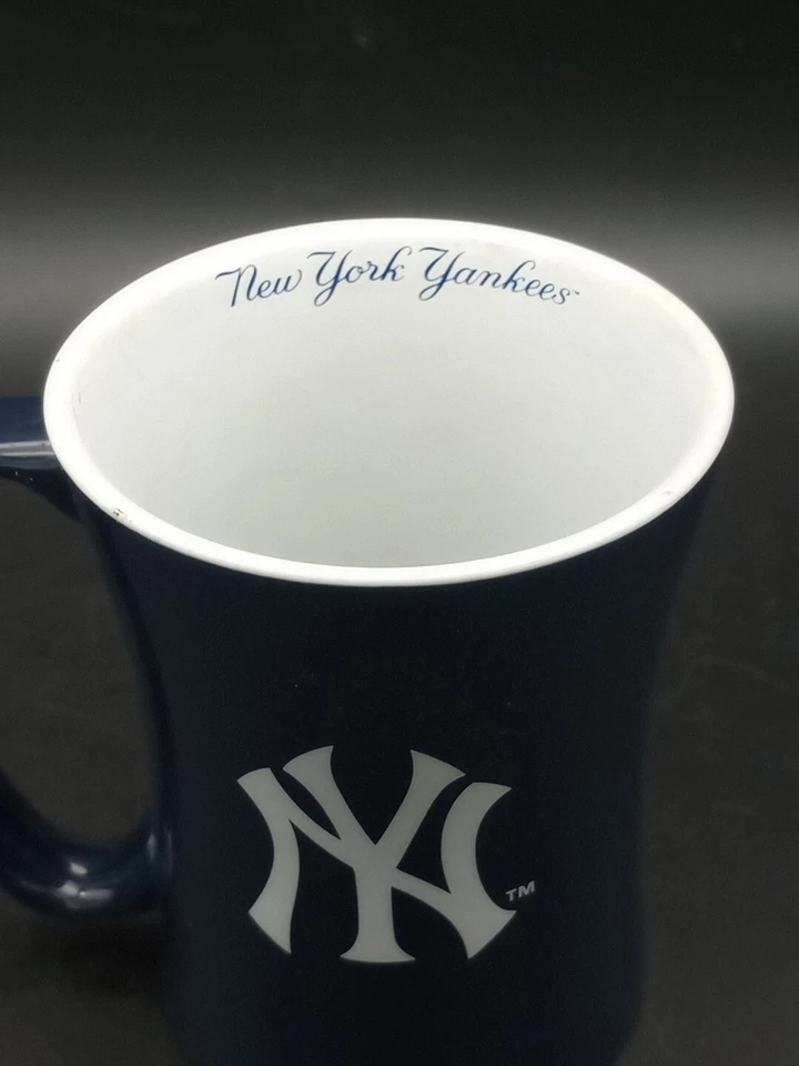 Taza de café azul marino de los New York Yankees. Yankees en relieve Foto 2 de 4