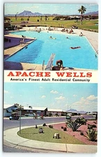 1950s MESA ARIZONA APACHE WELLS ADULT RESIDENTIAL COMMUNITY POOL POSTCARD P3149