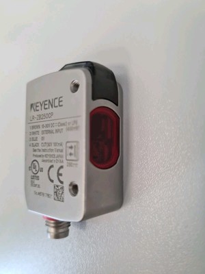 Keyence LR-ZB250CP 10-30VDC Abstandsbasierter Lasersensor mit M8 Stecker 4-polig