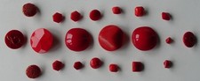 21 BOTTONI VETRO ROSSO vintage pochi dorsi autofusto intagliati alcuni compagni forme usati in ottime condizioni