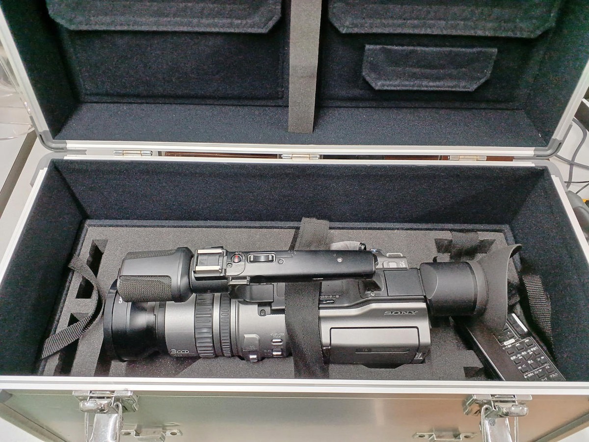 SONY DCR-VX2100 Digital Camcorder Video 3CCD with hard case SONY DCR-VX2100 Digital Camcorder Video 3CCD with hard case