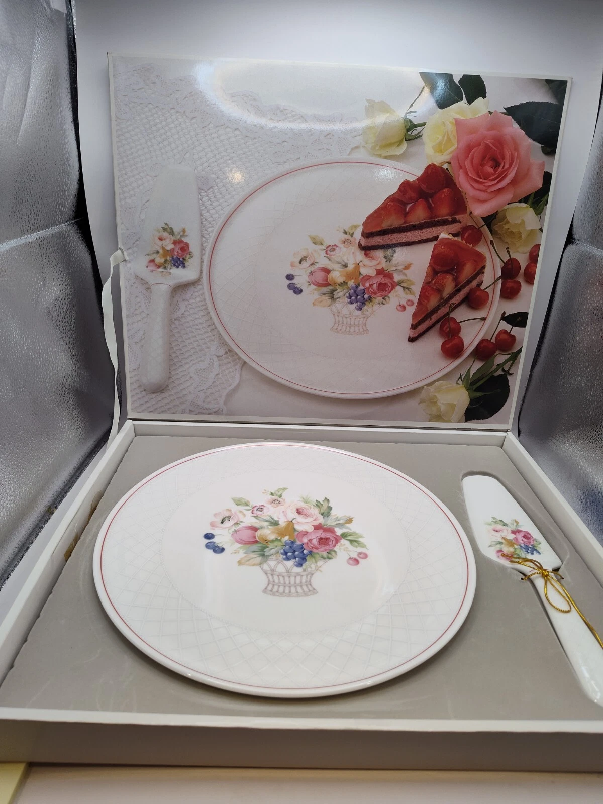 Mikasa Bone China Cake or Pie Plate With Server NIB