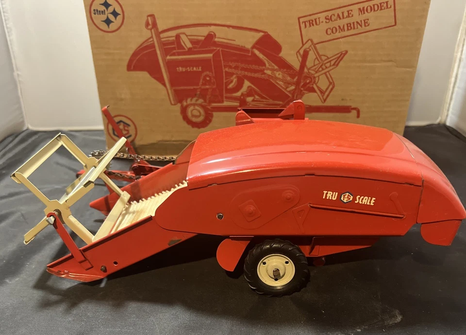 1/16 Tru Scale Pull Type Combine in Original Box #406 - Image 3 of 4