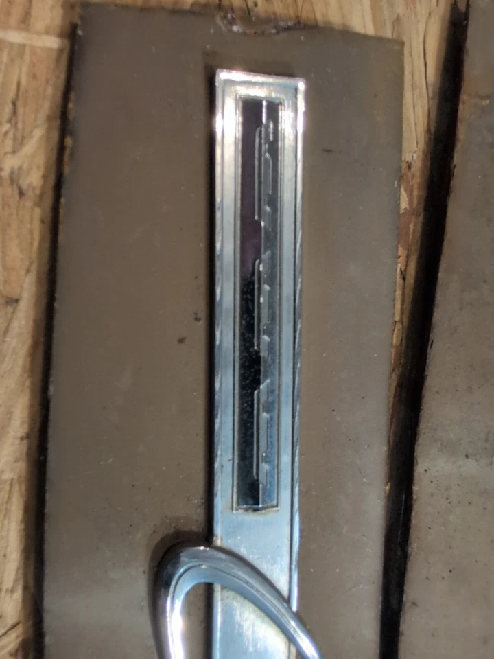 Chrysler Newport 1965 insignia emblema New Yorker 300 Foto 3 de 4