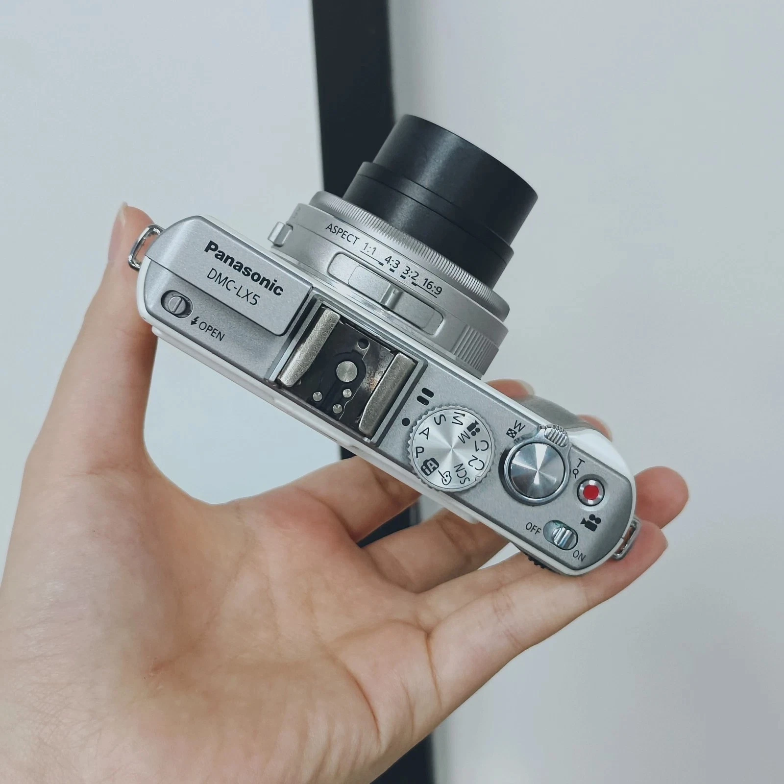 Panasonic LUMIX DMC-LX5 Digital Camera 10.1MP 3.8X Zoom White with Accessories - product detail image 6