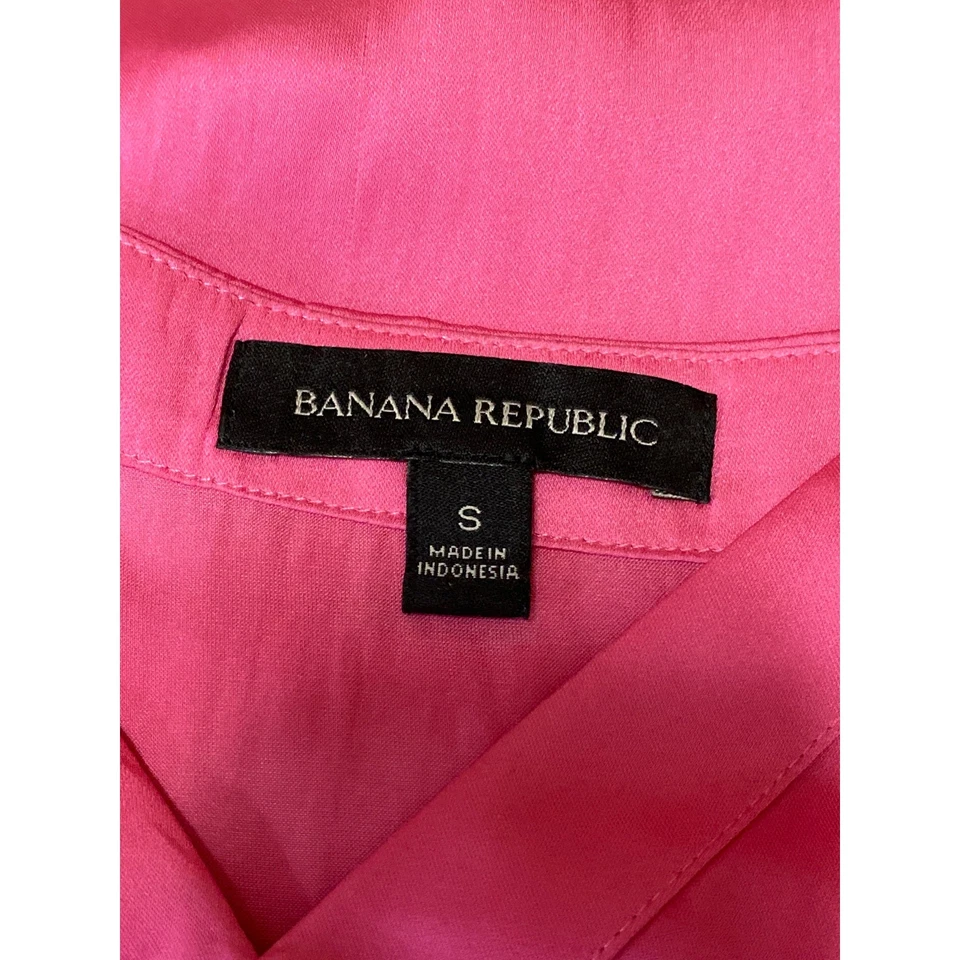 Blusa regata feminina Banana Republic rosa cetim sedoso sem mangas gola V tamanho P - Imagem 4 de 4