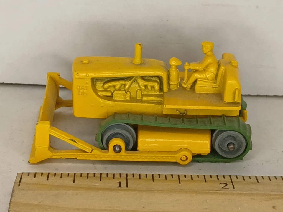 Vintage Lesney Matchbox CAT No.18 Plow Tractor Yellow Grey Wheels Green Treads - Image 2 of 4