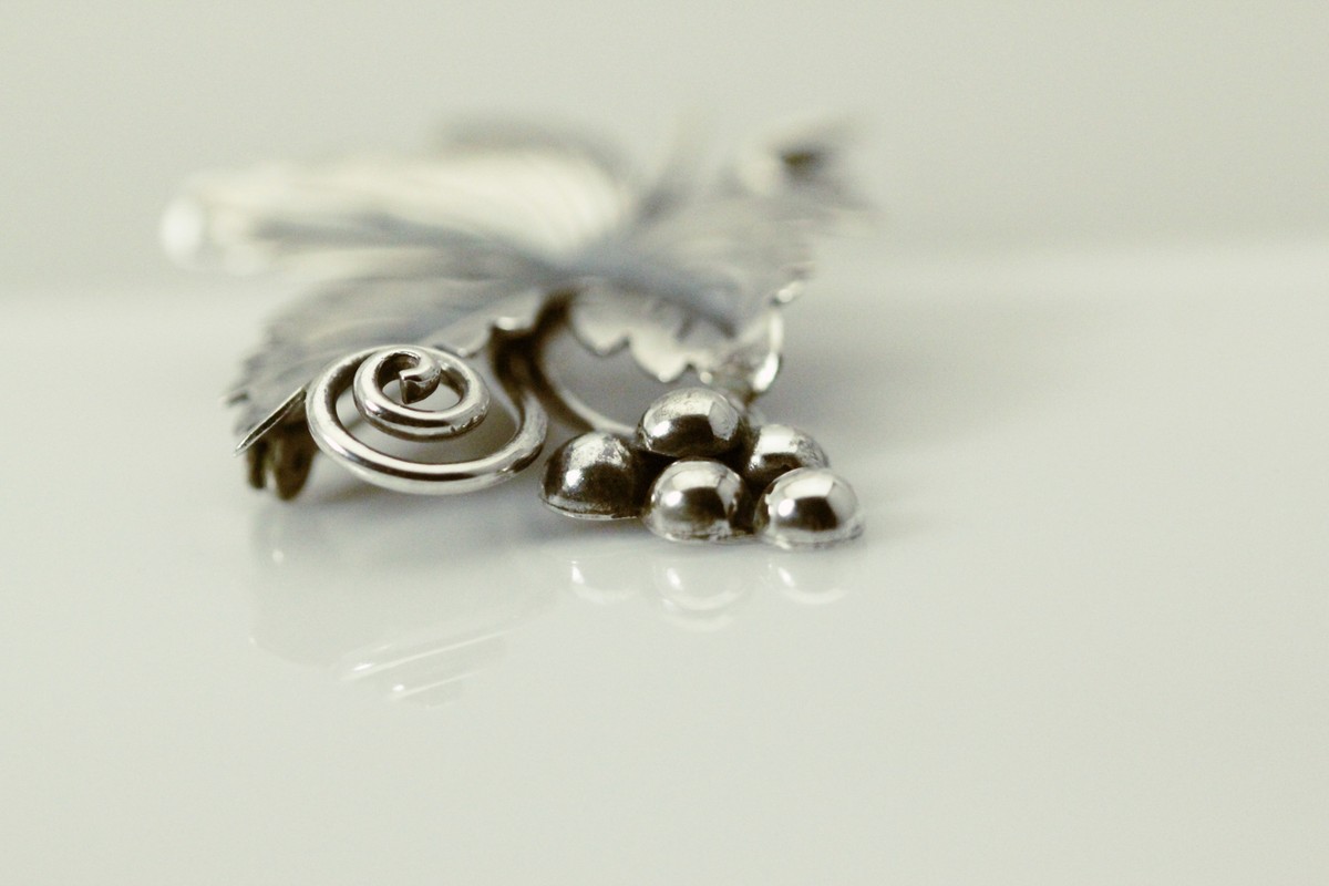 925 Sterling Silver Vintage Grape Vine Brooch 10.3 Grams (PEN9758