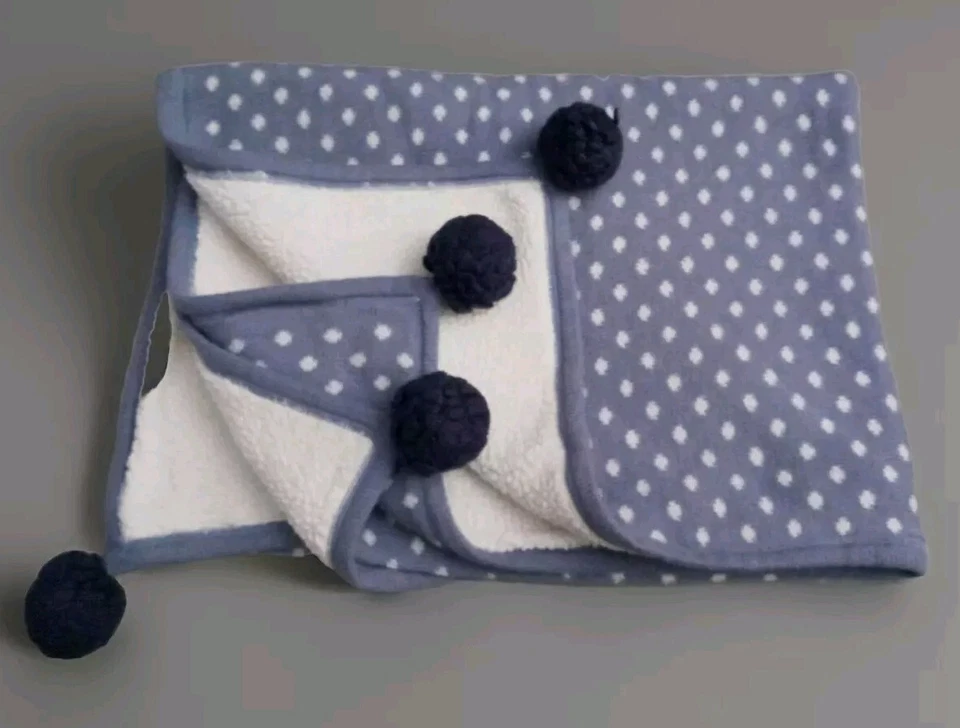 Manta polar tejida con cable pompón lunares Pottery Barn Kids PBK Foto 4 de 4