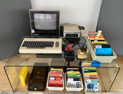 Commodore C64; Floppy 1541; Monitor 1801; 2Joysticks; 250+Disketten; Komplettset