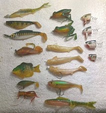 Assorted Plastic Fishing Lures Minnows Frogs Cork Screw Bait Keepers