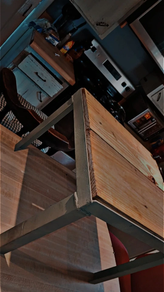 Если вы ищете небольшой прочный стол рядом с кроватью или диваном, это 1 - Изображение 4 из 4