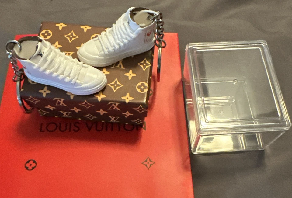 罕见设计师 L.V. 一对 3D 运动鞋钥匙扣带盒展示盒和包 — 第 2/4 张图片