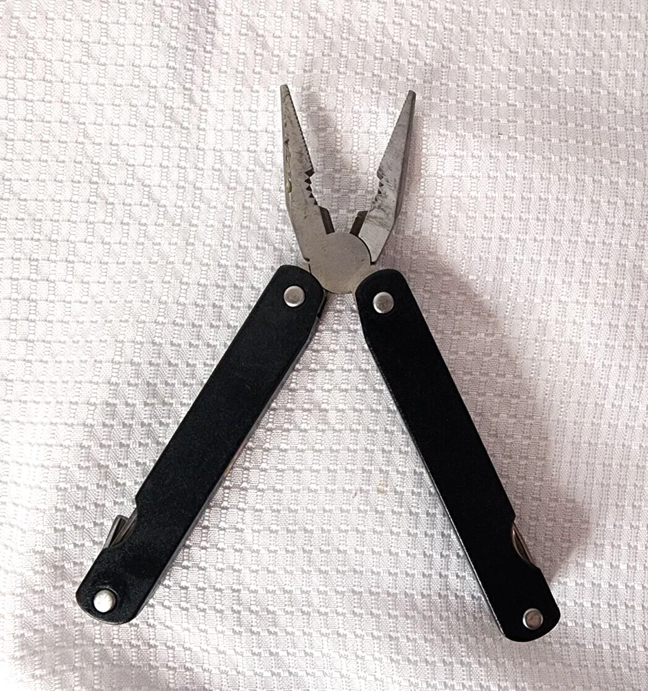 Multi Tool black 8 in 1 Folding Pocket Tool Stainless Steel pliers No case