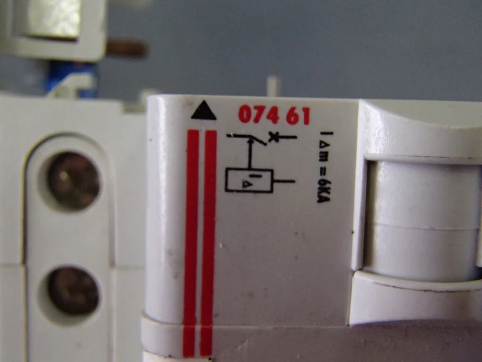 07461 - LEGRAND -  074 61 / Disjoncteur différentiel 4P 32A 300mA  USED - Photo 3/3