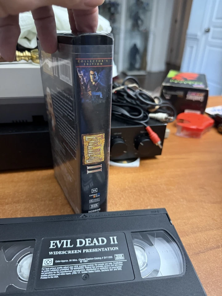 VTG Evil Dead II 2 VHS 2000 Collectors Edition Widescreen Clamshell - Image 2 of 3