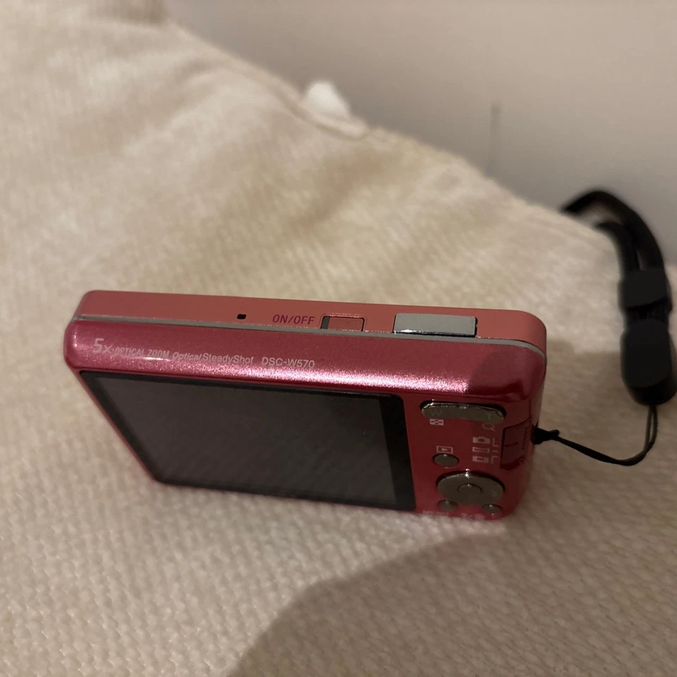 Câmera Digital Sony Cyber-shot DSC-W570 Rosa Zoom 5x + Bateria Língua Inglesa - Imagem 2 de 4