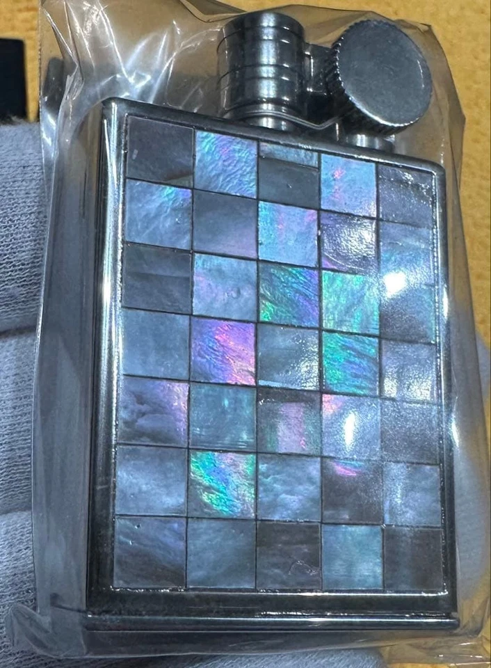 Marvelous B- Shell Checker Oil Lighter New Unused - Image 4 of 4