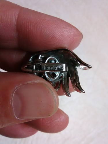 Vintage Trifari clip style earrings - Picture 5 of 9