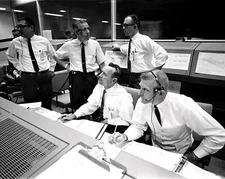 GENE KRANZ, CHRIS KRAFT IN MISSION CONTROL FOR GEMINI 7 8X10 NASA PHOTO (AA-340)