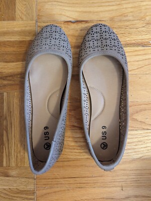 Low Wedge Round Toe Ballet Flats Open Design on Shoe. Light Brown Woman's Size 9