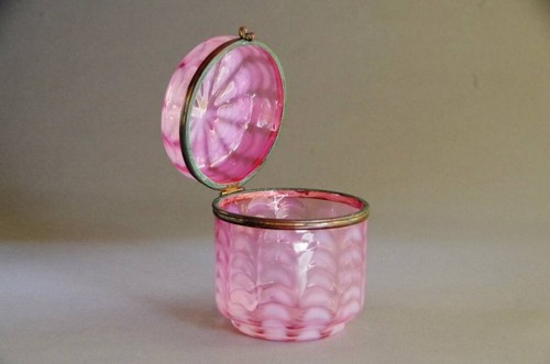 SELTENE ANTIKE Cranberry opalisierende Glas Bonbonniere Schmuckschatulle - Bild 4 von 7